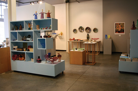 Various ceramics and glass dishes and sculptures.